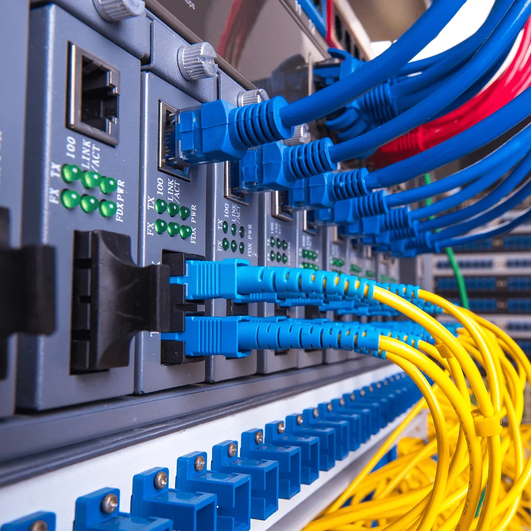 Patch panels y conexiones de red para infraestructura de fibra.