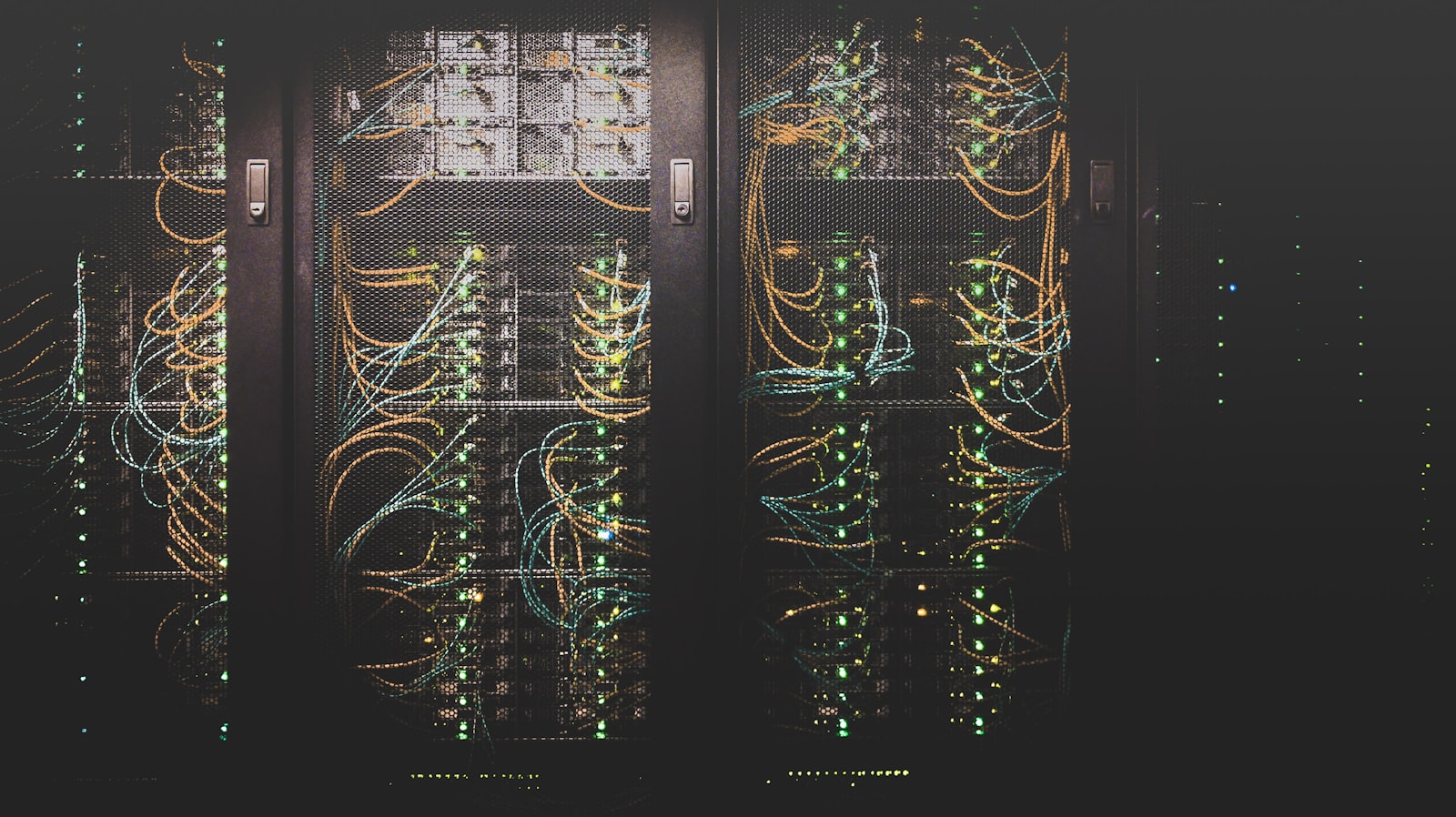 Racks de red empresarial con cableado estructurado y enlaces activos.