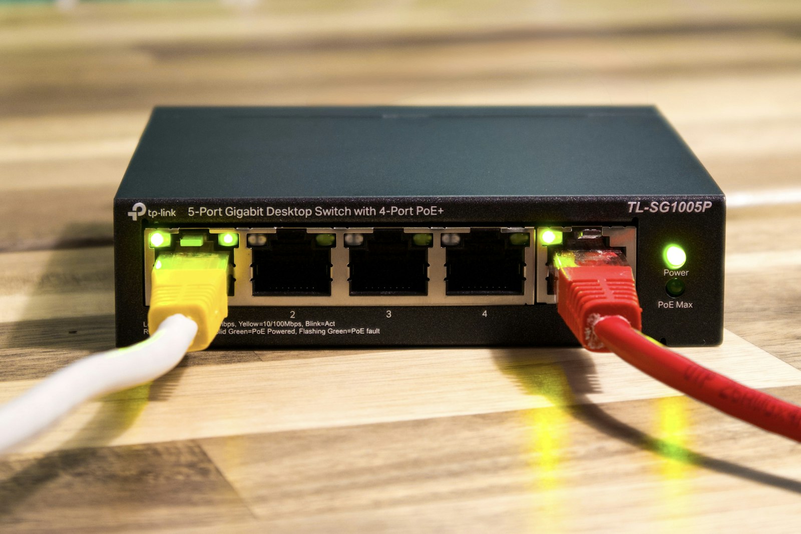Switch de red gigabit con cables ethernet conectados.